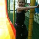 Luka im Snakes&Ladders (indoor playground)